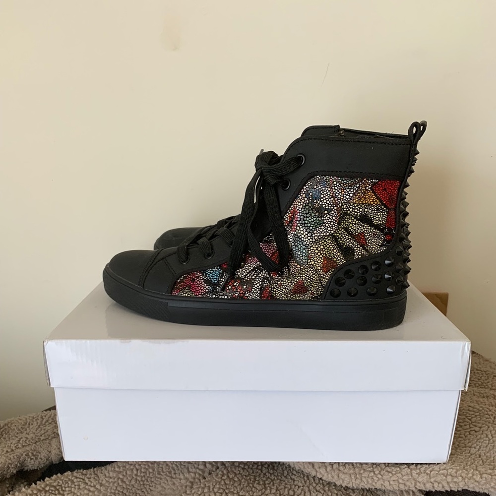 Get A FREE WATCH or Bracelet “BUY” these Sneakers